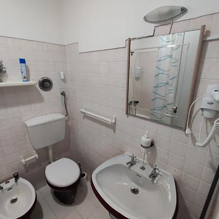 Lisbon, With Ac In Penha De Franca, Appartamento